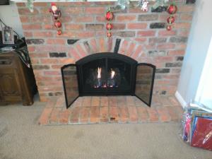 Empire 18 Inch Vent Free Gas Logs With Slope Glaze Burner, Sassafras Logs And Stoll Customer Door